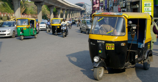 恐怖の三輪タクシー インドのドライバーはこんなにやりたい放題 日本の魅力を再発見 黄金の国ジパング